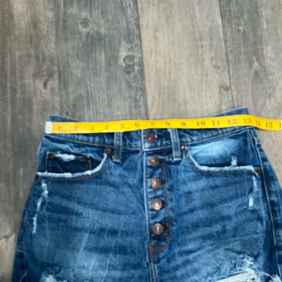 Abercrombie Mom Short High Rise Denim Blue Jeans Cut Off Size 26/2 Distressed - Picture 3 of 6